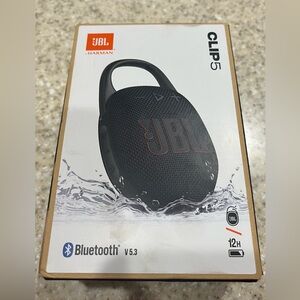 JBL Clip 5 Portable Speaker in Black
